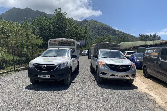 Discovering Moorea from Tahiti in 4x4 with the Ferry Terevau - Stop 4: Belvedere Lookout at 1207 meters for valley and bay views