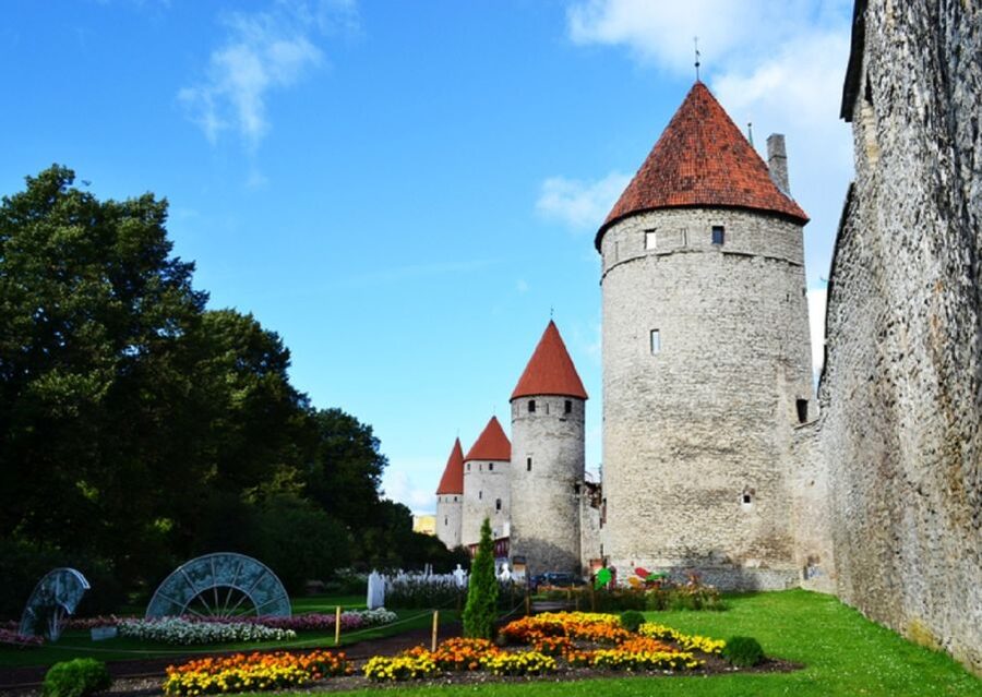 From Helsinki: Tallinn with Round-Trip Ferry & Guided Tour - Crossing the Gulf of Finland: Why This Day Trip Works