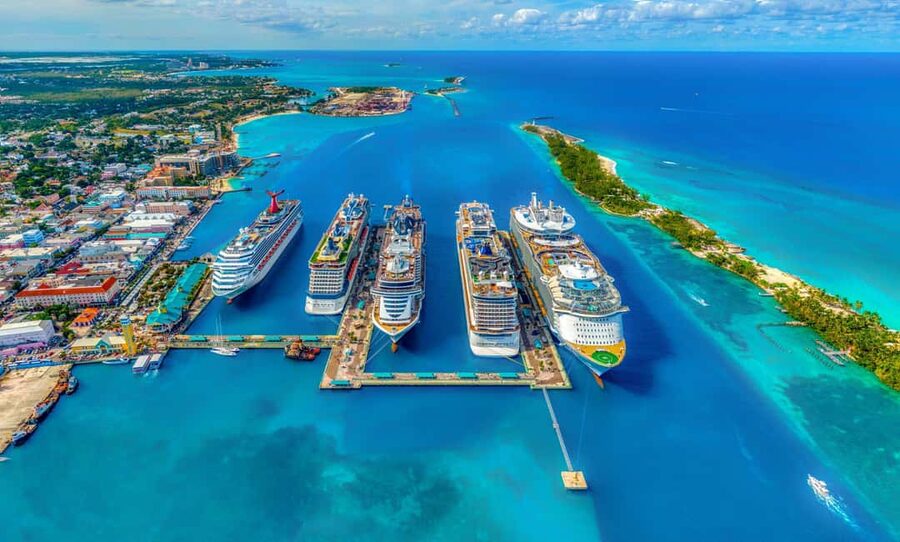 From Miami Beach: Roundtrip Bimini Ferry and Hotel Transfers - The morning start in Miami Beach: getting on the bus without stress
