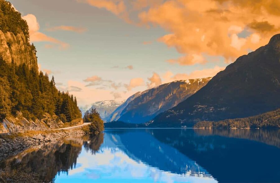 Guided tour: Hardangerfjord, Waterfalls and Ferry crossing - Start in Bergen: Strandkaien pickup and the first fjord viewpoints