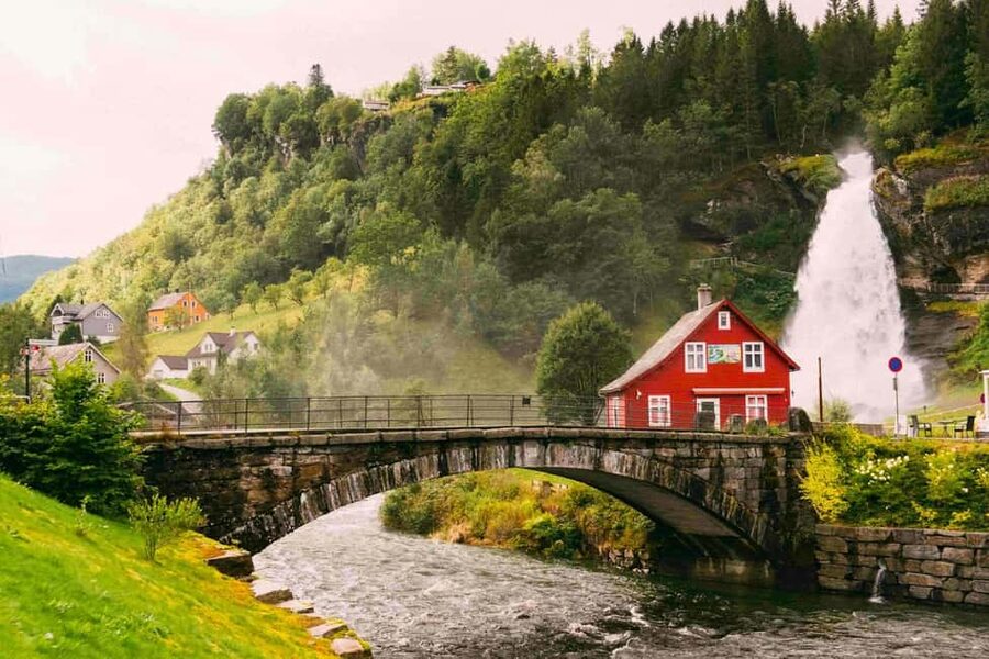 Guided tour: Hardangerfjord, Waterfalls and Ferry crossing - Norheimsund for lunch: fjord town break with real choices