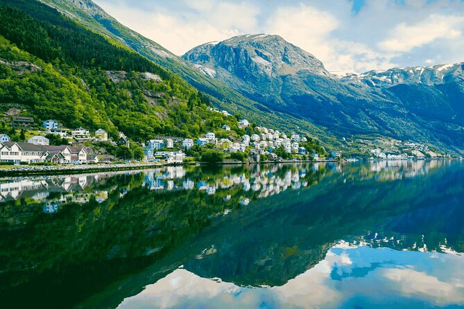 Guided tour to Hardangerfjord with Waterfalls and Ferry Crossing - Key things that make this Hardangerfjord day tour work