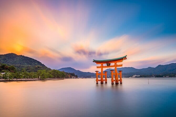 Hiroshima and Miyajima Day Trip with Itsukushima Shrine & Ferry - Bilingual English/Spanish guides: how to get the most from the commentary