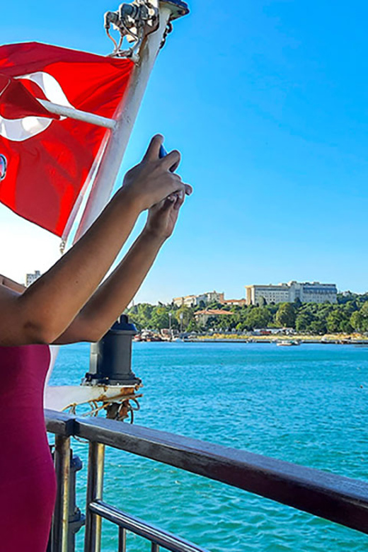 Istanbul: Asian Side Walking Tour with Ferry Ride - The sunset photo window from Kadıköy
