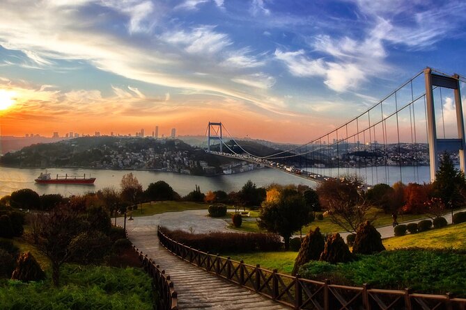 Istanbul Food Escape : Ferry to the Flavors of the Asian Side - Çengelköy’s Tarihi Çınaraltı: street food by the Bosphorus