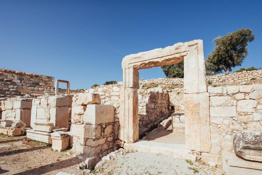 Istanbul: Troy Guided Bus Tour with Ferry Tickets & Lunch - Guides make the difference: how the best commentary changes the ruins