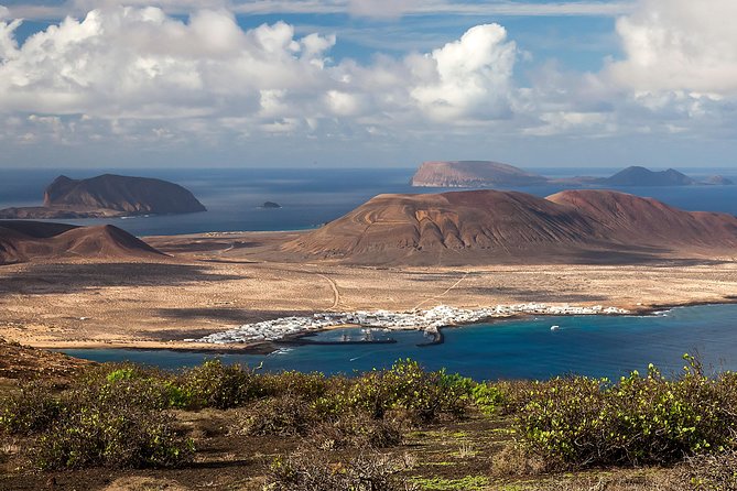 La Graciosa at your leisure (bus transfer and return ferry ticket) - A Simple Way to Reach La Graciosa Without Stress