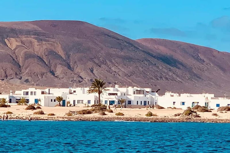 Lanzarote: Ferry to La Graciosa with Wi-Fi (free parking) - Key things that make this ferry day work