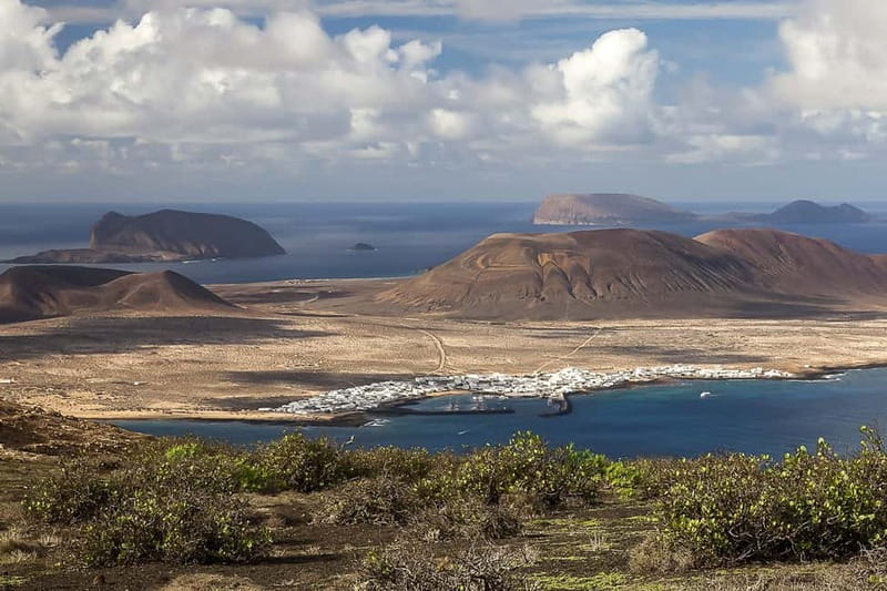 Lanzarote: Ferry to La Graciosa with Wi-Fi (free parking) - The crossing on Lineas Romero: quick, comfortable, and Wi‑Fi friendly