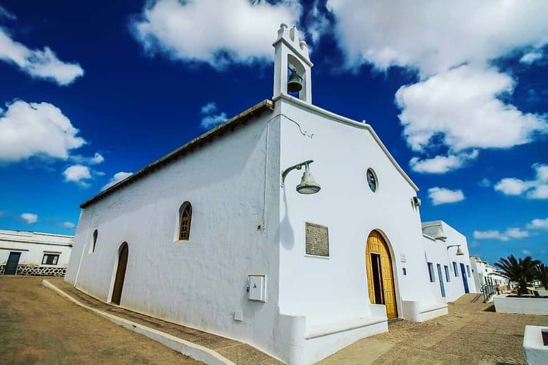 Lanzarote: Ferry to La Graciosa with Wi-Fi (free parking) - Building a simple one-day plan that actually feels relaxed