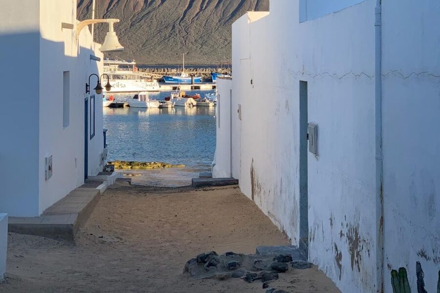 Lanzarote: Return Ferry to La Graciosa with Bus Pickup - Ferry crossing reality: Wi‑Fi, covered seats, and the choppy middle