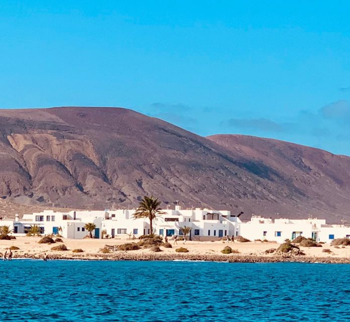Lanzarote: Return Ferry to La Graciosa with Bus Pickup - From your hotel area to Órzola port: getting there without stress