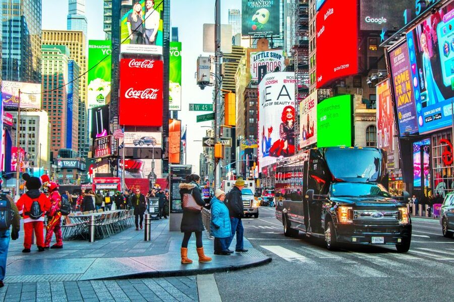 NYC: Guided Bus and Walking Tour with Staten Island Ferry - Rockefeller Center to Fifth Avenue: the classic New York skyline run