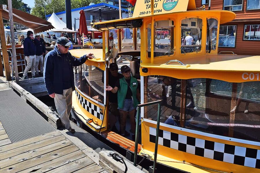 Pickle Pub Crawl: Ferry Rides and Appetizers - Guides, group size, and how the fun actually happens