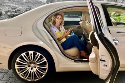 Private transfer Airport, Hotels, Pensions, Ferry, Restaurants - Arrival in Style: Flower Lei, Water, Sweets, and Luggage Help