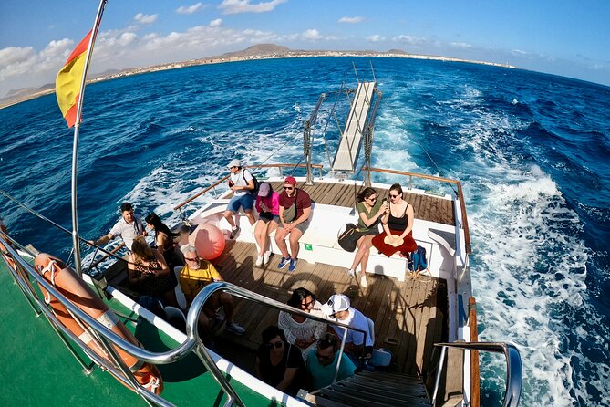 Return Ferry to Lobos Island from Corralejo, Fuerteventura - La Caldera and the Martiño lighthouse: two ways to see the island