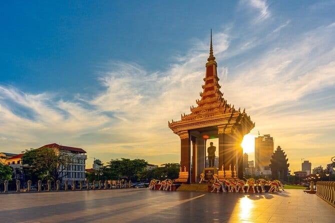 Riverside Walking Tour with Snack, Drinks & Local Ferry Ride - Stop 2: Wat Botom Park and the optional bug snack detour