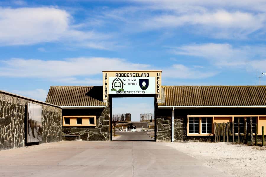 ROBBEN ISLAND MUSEUM TOUR, WITH OPTIONAL LAST MINUTE TICKETS - The walk back and Table Mountain views: how the day closes
