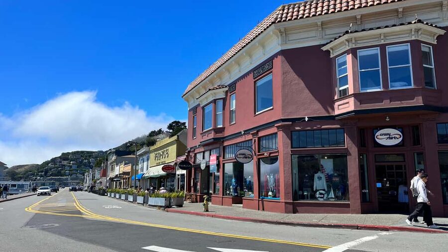 San Francisco: Muir Woods & Sausalito Tour with Ferry Option - Guides on the Bus: What “Good” Feels Like in Practice