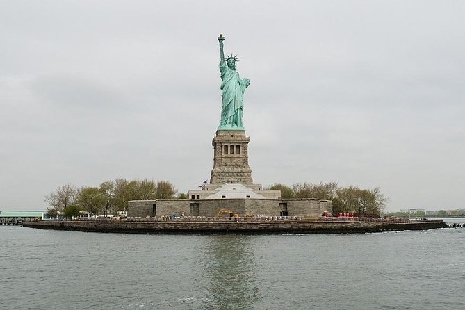 Statue of Liberty Roundtrip Ferry ticket - Battery Park With a Guide: The Shortcut to Understanding Lower Manhattan