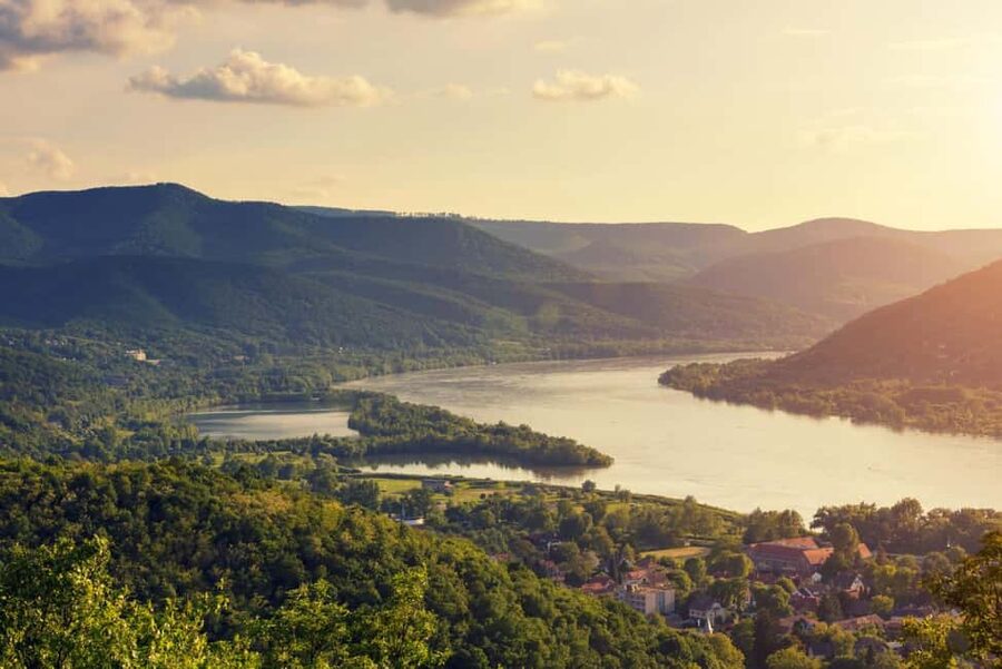 Visegrád Hike & Castle Tour with Ferry from Budapest - Descending Back Down: A Softer Finish With the Same Scenery